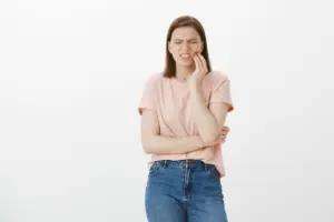kobieta ma zapalenie przyzębia